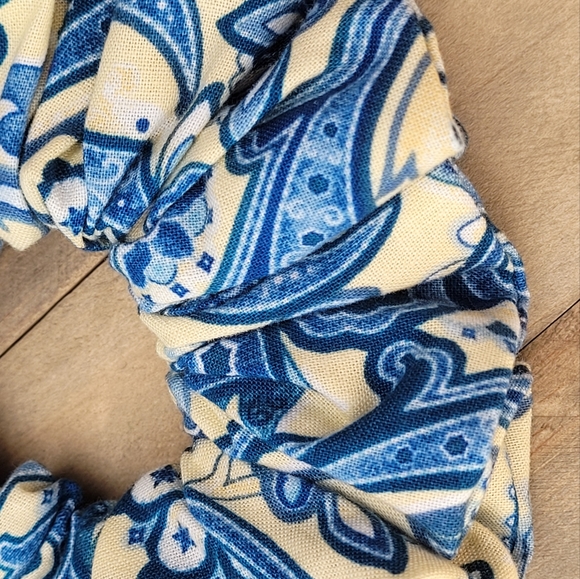 SCRUNCHIES - Picture 2 of 2